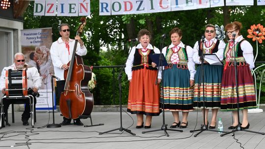 III Powiatowy Festiwal Piosenki Biesiadnej i Święto Rodzin Zastępczych w Nowinach cz. II [GALERIA ZDJĘĆ]