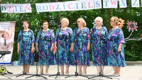 III Powiatowy Festiwal Piosenki Biesiadnej i Święto Rodzin Zastępczych w Nowinach cz. II [GALERIA ZDJĘĆ]