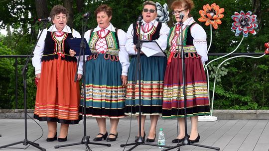 III Powiatowy Festiwal Piosenki Biesiadnej i Święto Rodzin Zastępczych w Nowinach cz. II [GALERIA ZDJĘĆ]