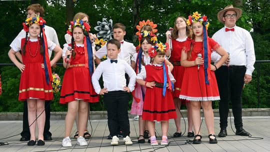 III Powiatowy Festiwal Piosenki Biesiadnej i Święto Rodzin Zastępczych w Nowinach cz. II [GALERIA ZDJĘĆ]