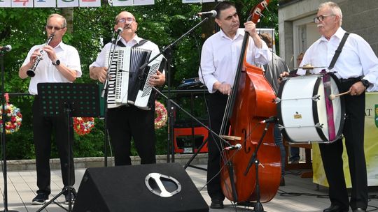 III Powiatowy Festiwal Piosenki Biesiadnej i Święto Rodzin Zastępczych w Nowinach cz. II [GALERIA ZDJĘĆ]