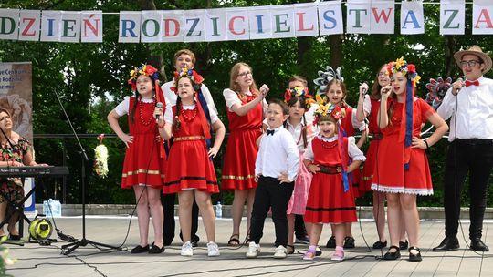 III Powiatowy Festiwal Piosenki Biesiadnej i Święto Rodzin Zastępczych w Nowinach cz. II [GALERIA ZDJĘĆ]