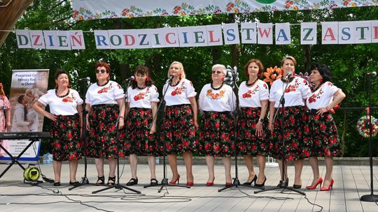 III Powiatowy Festiwal Piosenki Biesiadnej i Święto Rodzin Zastępczych w Nowinach cz. II [GALERIA ZDJĘĆ]