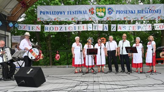 III Powiatowy Festiwal Piosenki Biesiadnej i Święto Rodzin Zastępczych w Nowinach cz. II [GALERIA ZDJĘĆ]