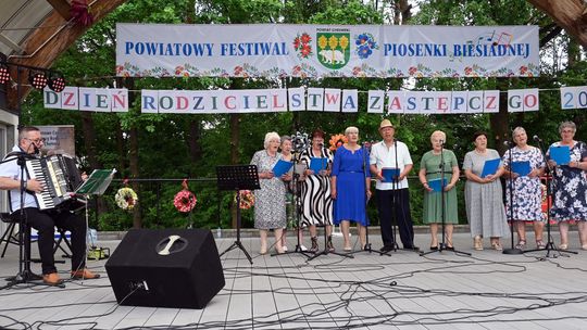 III Powiatowy Festiwal Piosenki Biesiadnej i Święto Rodzin Zastępczych w Nowinach cz. II [GALERIA ZDJĘĆ]