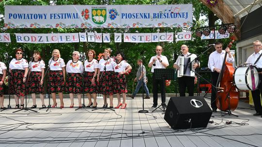 III Powiatowy Festiwal Piosenki Biesiadnej i Święto Rodzin Zastępczych w Nowinach cz. II [GALERIA ZDJĘĆ]