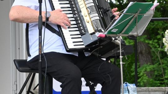 III Powiatowy Festiwal Piosenki Biesiadnej i Święto Rodzin Zastępczych w Nowinach cz. II [GALERIA ZDJĘĆ]