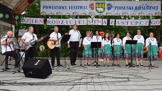 III Powiatowy Festiwal Piosenki Biesiadnej i Święto Rodzin Zastępczych w Nowinach cz. II [GALERIA ZDJĘĆ]