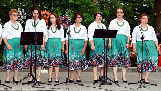 III Powiatowy Festiwal Piosenki Biesiadnej i Święto Rodzin Zastępczych w Nowinach cz. II [GALERIA ZDJĘĆ]