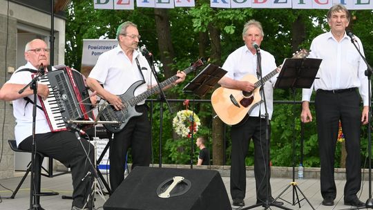 III Powiatowy Festiwal Piosenki Biesiadnej i Święto Rodzin Zastępczych w Nowinach cz. II [GALERIA ZDJĘĆ]