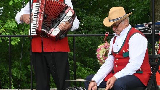 III Powiatowy Festiwal Piosenki Biesiadnej i Święto Rodzin Zastępczych w Nowinach cz. II [GALERIA ZDJĘĆ]