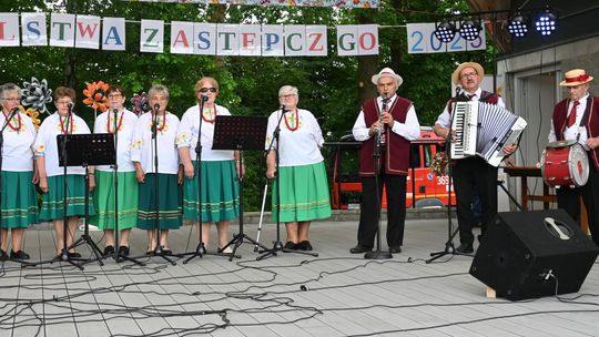 III Powiatowy Festiwal Piosenki Biesiadnej i Święto Rodzin Zastępczych w Nowinach cz. II [GALERIA ZDJĘĆ]