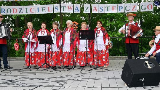 III Powiatowy Festiwal Piosenki Biesiadnej i Święto Rodzin Zastępczych w Nowinach cz. II [GALERIA ZDJĘĆ]