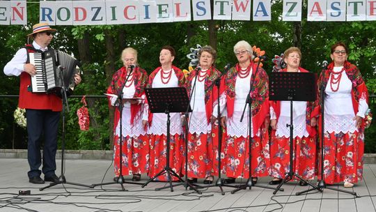 III Powiatowy Festiwal Piosenki Biesiadnej i Święto Rodzin Zastępczych w Nowinach cz. II [GALERIA ZDJĘĆ]