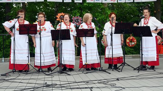 III Powiatowy Festiwal Piosenki Biesiadnej i Święto Rodzin Zastępczych w Nowinach cz. II [GALERIA ZDJĘĆ]