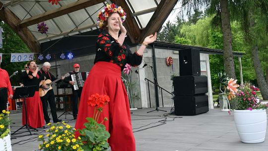 III Powiatowy Festiwal Piosenki Biesiadnej i Święto Rodzin Zastępczych w Nowinach cz. II [GALERIA ZDJĘĆ]