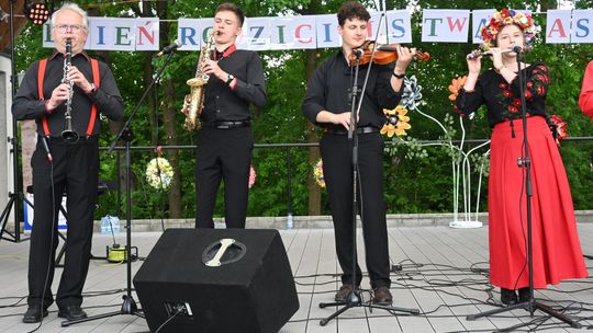 III Powiatowy Festiwal Piosenki Biesiadnej i Święto Rodzin Zastępczych w Nowinach cz. II [GALERIA ZDJĘĆ]