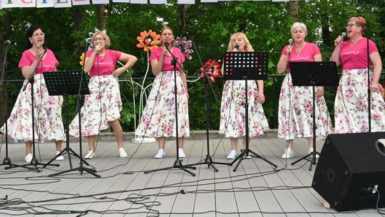 III Powiatowy Festiwal Piosenki Biesiadnej i Święto Rodzin Zastępczych w Nowinach cz. II [GALERIA ZDJĘĆ]