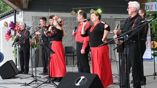 III Powiatowy Festiwal Piosenki Biesiadnej i Święto Rodzin Zastępczych w Nowinach cz. II [GALERIA ZDJĘĆ]