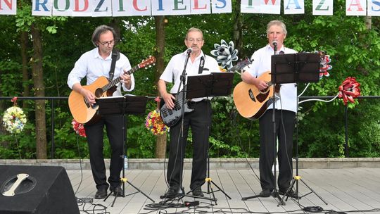 III Powiatowy Festiwal Piosenki Biesiadnej i Święto Rodzin Zastępczych w Nowinach cz. II [GALERIA ZDJĘĆ]