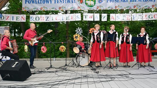 III Powiatowy Festiwal Piosenki Biesiadnej i Święto Rodzin Zastępczych w Nowinach cz. II [GALERIA ZDJĘĆ]