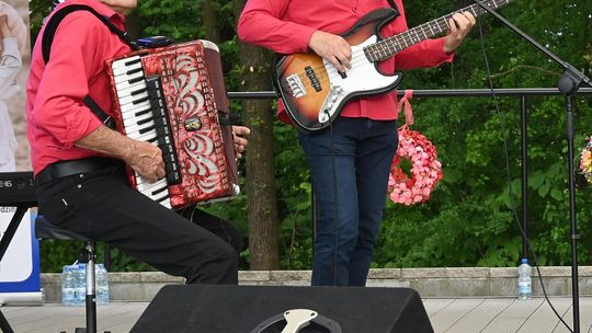 III Powiatowy Festiwal Piosenki Biesiadnej i Święto Rodzin Zastępczych w Nowinach cz. II [GALERIA ZDJĘĆ]