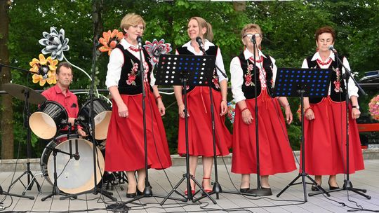 III Powiatowy Festiwal Piosenki Biesiadnej i Święto Rodzin Zastępczych w Nowinach cz. II [GALERIA ZDJĘĆ]