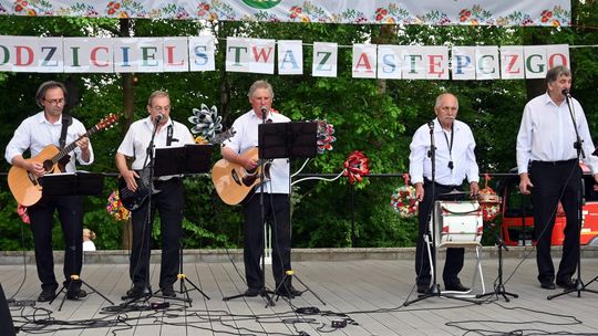 III Powiatowy Festiwal Piosenki Biesiadnej i Święto Rodzin Zastępczych w Nowinach cz. II [GALERIA ZDJĘĆ]