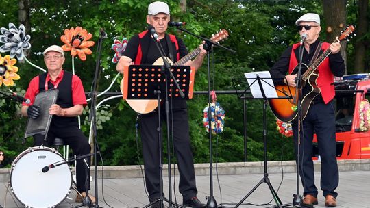 III Powiatowy Festiwal Piosenki Biesiadnej i Święto Rodzin Zastępczych w Nowinach cz. II [GALERIA ZDJĘĆ]