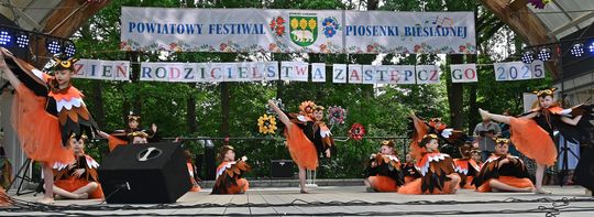 III Powiatowy Festiwal Piosenki Biesiadnej i Święto Rodzin Zastępczych w Nowinach cz. II [GALERIA ZDJĘĆ]