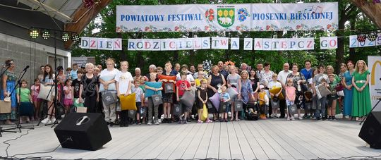 III Powiatowy Festiwal Piosenki Biesiadnej i Święto Rodzin Zastępczych w Nowinach cz. II [GALERIA ZDJĘĆ]