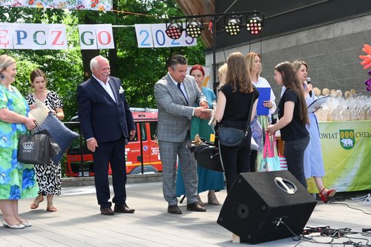 III Powiatowy Festiwal Piosenki Biesiadnej i Święto Rodzin Zastępczych w Nowinach cz. II [GALERIA ZDJĘĆ]