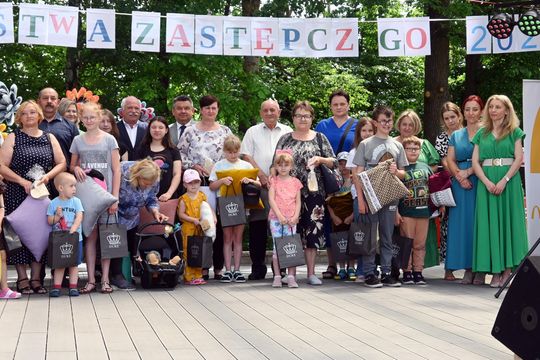 III Powiatowy Festiwal Piosenki Biesiadnej i Święto Rodzin Zastępczych w Nowinach cz. II [GALERIA ZDJĘĆ]