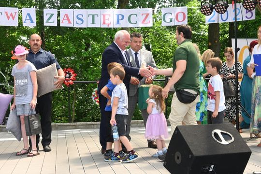 III Powiatowy Festiwal Piosenki Biesiadnej i Święto Rodzin Zastępczych w Nowinach cz. II [GALERIA ZDJĘĆ]