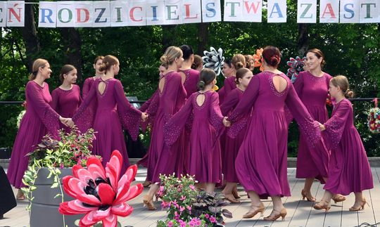 III Powiatowy Festiwal Piosenki Biesiadnej i Święto Rodzin Zastępczych w Nowinach cz. II [GALERIA ZDJĘĆ]