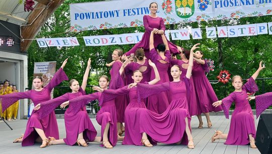 III Powiatowy Festiwal Piosenki Biesiadnej i Święto Rodzin Zastępczych w Nowinach cz. II [GALERIA ZDJĘĆ]