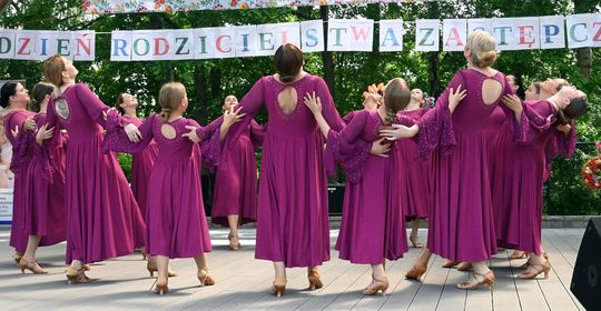 III Powiatowy Festiwal Piosenki Biesiadnej i Święto Rodzin Zastępczych w Nowinach cz. II [GALERIA ZDJĘĆ]