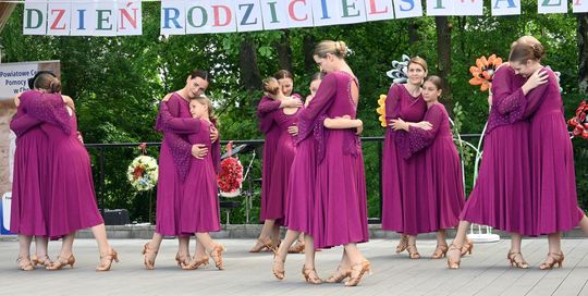 III Powiatowy Festiwal Piosenki Biesiadnej i Święto Rodzin Zastępczych w Nowinach cz. II [GALERIA ZDJĘĆ]