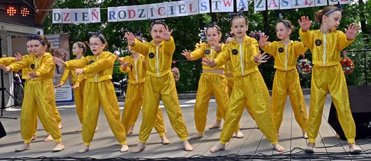 III Powiatowy Festiwal Piosenki Biesiadnej i Święto Rodzin Zastępczych w Nowinach cz. II [GALERIA ZDJĘĆ]