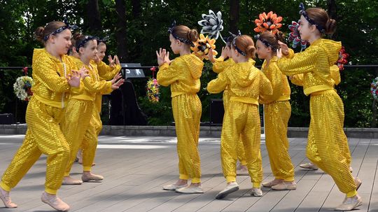 III Powiatowy Festiwal Piosenki Biesiadnej i Święto Rodzin Zastępczych w Nowinach cz. II [GALERIA ZDJĘĆ]