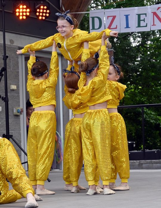 III Powiatowy Festiwal Piosenki Biesiadnej i Święto Rodzin Zastępczych w Nowinach cz. II [GALERIA ZDJĘĆ]