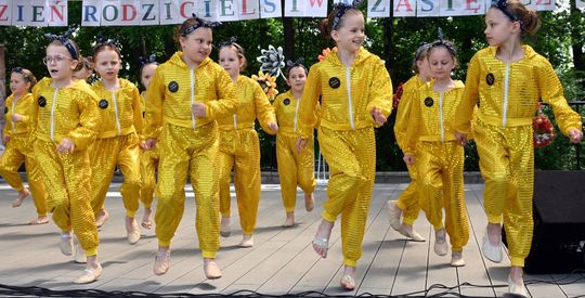 III Powiatowy Festiwal Piosenki Biesiadnej i Święto Rodzin Zastępczych w Nowinach cz. II [GALERIA ZDJĘĆ]