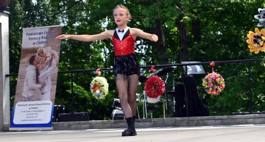 III Powiatowy Festiwal Piosenki Biesiadnej i Święto Rodzin Zastępczych w Nowinach cz. II [GALERIA ZDJĘĆ]