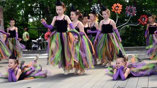 III Powiatowy Festiwal Piosenki Biesiadnej i Święto Rodzin Zastępczych w Nowinach cz. II [GALERIA ZDJĘĆ]