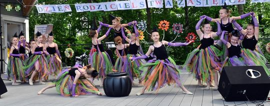 III Powiatowy Festiwal Piosenki Biesiadnej i Święto Rodzin Zastępczych w Nowinach cz. II [GALERIA ZDJĘĆ]