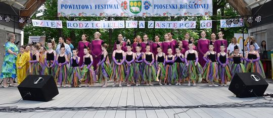 III Powiatowy Festiwal Piosenki Biesiadnej i Święto Rodzin Zastępczych w Nowinach cz. II [GALERIA ZDJĘĆ]