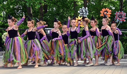 III Powiatowy Festiwal Piosenki Biesiadnej i Święto Rodzin Zastępczych w Nowinach cz. II [GALERIA ZDJĘĆ]