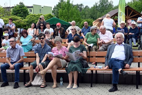 III Powiatowy Festiwal Piosenki Biesiadnej i Święto Rodzin Zastępczych w Nowinach cz. II [GALERIA ZDJĘĆ]