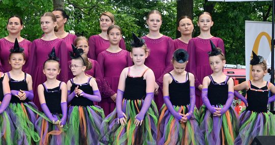 III Powiatowy Festiwal Piosenki Biesiadnej i Święto Rodzin Zastępczych w Nowinach cz. II [GALERIA ZDJĘĆ]