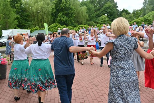 III Powiatowy Festiwal Piosenki Biesiadnej i Święto Rodzin Zastępczych w Nowinach cz. II [GALERIA ZDJĘĆ]